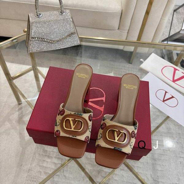 Picture of Valentino Slippers _SKUValentinosz35-40J110284